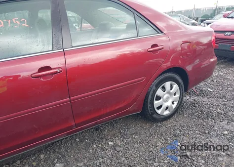 2004 Toyota Camry Le z USA, uszkodzony, nr VIN 4T1BE32K74U281864